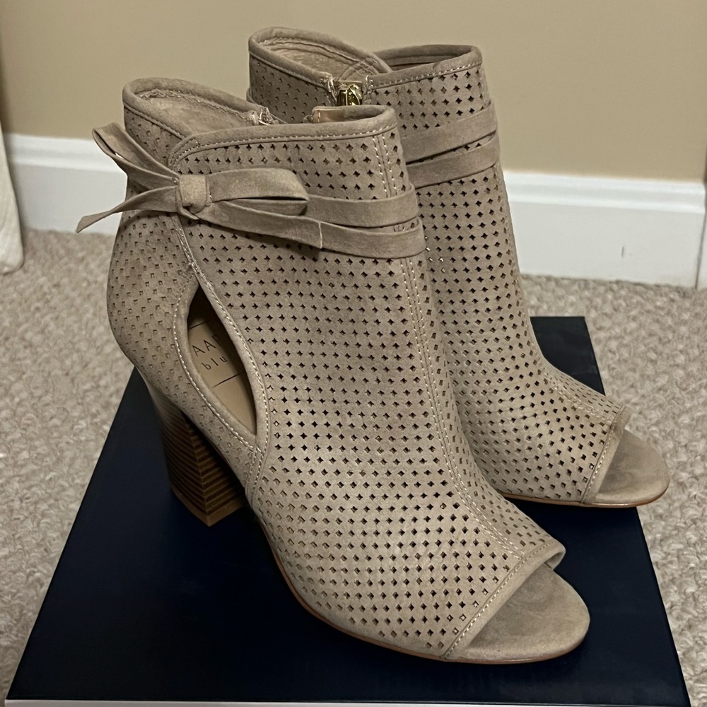 Kaari blue (BELK brand) cream/tan open toe booties